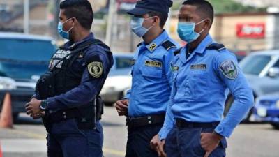 Policías instalados en operativos para controlar la circulación de la población (imagen de referencia).