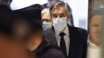 El ex primer ministro francés Francois Fillon llega al tribunal de París para pronunciarse sobre un juicio por malversación de fondos. Foto AFP