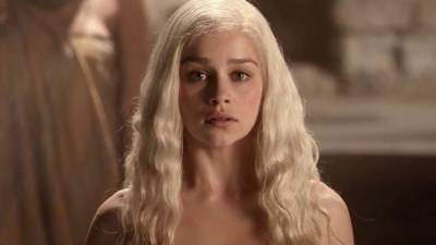Emilia Clarke cayó en el alcoholismo debido a la presión para que realizara desnudos en 'Game Of Thrones'.
