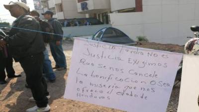 Los expolicías permanecen en huelga de hambre en la capital hondureña. Foto cortesía Radio América.