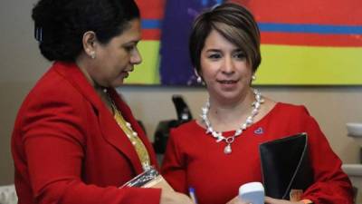 La secretaria ejecutiva de la Comisión Interinstitucional contra la Explotación Sexual Comercial y Trata de Personas en Honduras (CICESCT), Rosa Corea (i) , junto a la ministra de Derechos Humanos Karla Cueva (d), durante una conferencia de prensa hoy martes 10 de marzo en Tegucigalpa (Honduras).