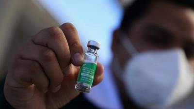 Un trabajador de la salud muestra una vacuna contra la covid-19, durante una jornada de inmunización a adultos mayores el 16 de febrero de 2021 en el municipio de Arteaga, estado de Coahuila (México).