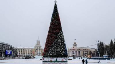 Este es el árbol de Navidad que ha generado la polémica (Foto AFP).