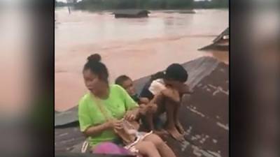 Una familia quedó atrapada en el techo de su casa tras inundación.