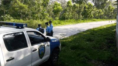 Tres elementos de la Policía nacional de Honduras se presentaron a la escena del crimen para levantar el cadáver.