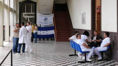 Enfermertas auxiliares del hospital San Felipe en la capital.