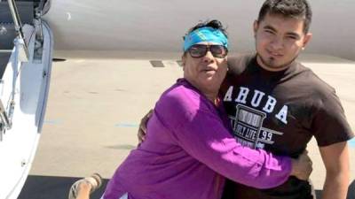 Efraín Martínez (der.) viajaba casi todo el tiempo con Juan Gabriel (izq.) en el avión privado del 'Divo de Juárez'.