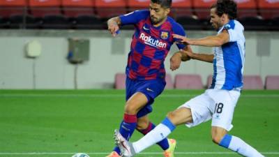 Luis Suárez recibe la fuerte marcación de su compatriota del Espanyol, Leandro Cabrera.