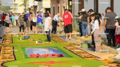 En Comayagua decenas de católicos trabajaron en equipo para embellecer sus alfombras.