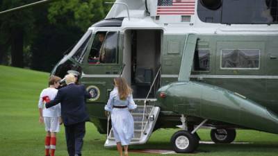 El presidente Donald Trump, su esposa Melania y su hijo Barro. AFP