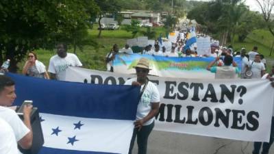 Los empresarios de Roatán salieron esta mañana a las calles a protestar.