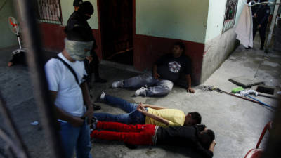 Las autoridades policiales capturaron a ocho supuestos miembros de una pandilla.