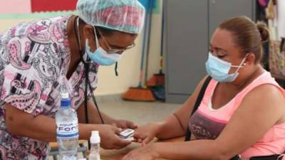 Una enfermera evalúa a una dama que asistió a la brigada médica.