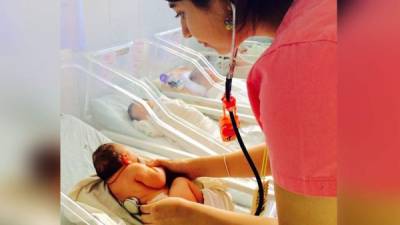 Una doctora del Hospital Escuela Universitario (HEU) realiza un chequeo a un bebé con microcefalia, de los tres que nacieron, en Honduras.