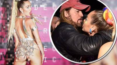 Miley Cyrus saluda a su papá durante su presentación en los premios MTV 2015.