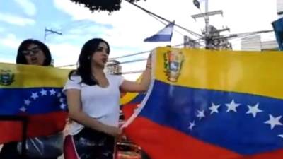 Un grupo de venezolanos protestaron en un bulevar de la capital hondureña donde además entonaron cantaron de su país.