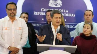 El presidente de Honduras, Juan Orlando Hernández, encabezó la comitiva que anunció el incremento salarial.