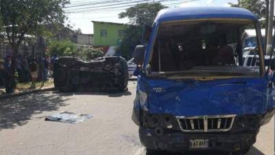 Imagen del bus de color azul y y al fondo la camioneta volcada, ambos vehículos participantes.