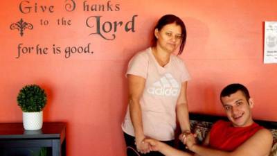 María Enamorado, de 49 años, y su hijo Edwin Rubén, de 20, durante una entrevista este jueves en la Iglesia Adonai en Aurora, Colorado. Foto: EFE