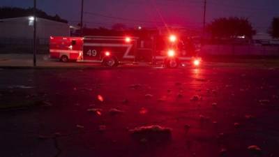 Los bomberos y los servicios de emergencia llegan a una escena de una explosión reportada en Houston, Texas. Foto AFP