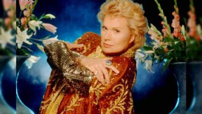 Walter Mercado fue por mucho tiempo uno de los personajes más buscados y seguidos debido a sus predicciones basadas en el estudio que realizaba de los astros, algunas fueron bastante acertadas, pero claro, también tuvo sus fiascos.El astrólogo vaticinó el futuro de personajes como Donald Trump, Hugo Chávez o la madreTeresa de Calcuta.