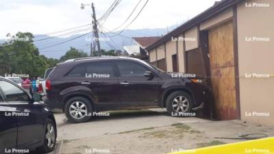 Vehículo en el que se conducía el hombre al momento de ser tiroteado esta mañana en la zona norte.