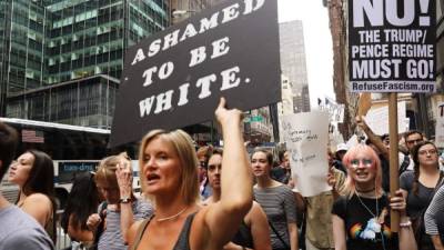 Cientos de manifestantes se reúnen fuera de Trump Tower. Foto: AFP