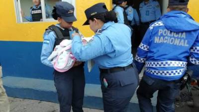 Momentos en que una de las agentes sostenía en sus brazos a la bebé.