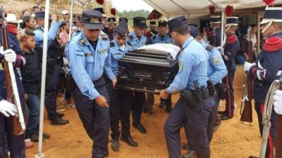 Elementos policiales llevaron el féretro hasta su última morada.