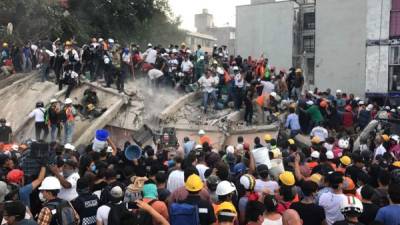 Varios edificios colapsados se reportaron depués del potente terremoto. Foto: AFP