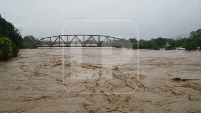 El río Chamelecón superó su capacidad luego de las intensas lluvias provocadas por la tormenta tropical Iota en las últimas horas. Foto José Cantarero