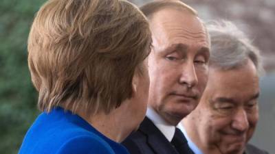 La canciller alemana, Angela Merkel, el presidente ruso, Vladímir Putin, y el secretario general de la ONU, António Guterres, participan en la reunión de la Cumbre Internacional de Libia celebrada este domingo en Berlín (Alemania).
