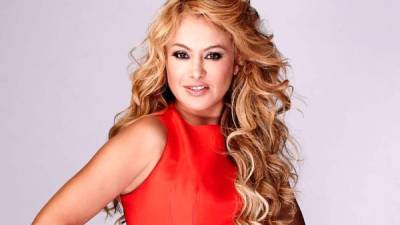 Después de toda una vida de utilizar su larga y rubia cabellera como uno de sus rasgos más representativos Paulina Rubio decidió darle un giro a su look. Mira cómo quedó.