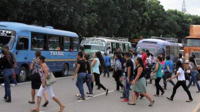 Diariamente, los peatones se enfrentan al peligro para cruzar en el bulevar del este, lo cual causa más tráfico, caos y hasta muertes. Policías los asisten para evitar tragedias. Foto: Cristina Santos