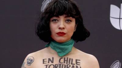 La cantante chilena Mon Laferte se desnudo en la alfombra de los Grammy Latinos 2019.