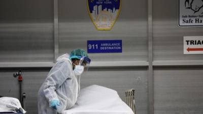 Personal médico revisa una camilla en Nueva York. Foto: AFP
