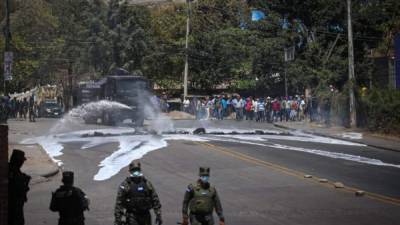 Agentes de la Policía Militar desalojaron a transportistas en Tegucigalpa, capital de Honduras.