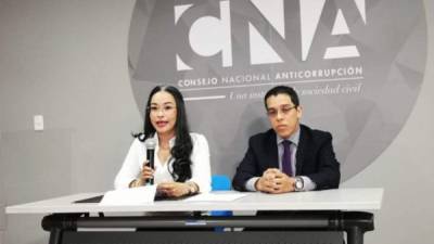 La presidenta del Consejo Nacional Anticorrupción (CNA) Gabriela Castellanos y Odir Fernández, jefe de investigaciones hicieron lectura del comunicado.