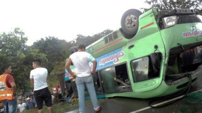 El bus que cubre la ruta Santa Cruz-San Pedro Sula quedó con las llantas hacia arriba a un lado de la carretera.