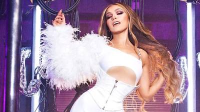 Thalía fue criticada por usar demasiado retoque digital para afinar su cintura, la que desde hace mucho ha venido siendo tema de debate entre el público por una presunta cirugía plástica para remover sus costillas.