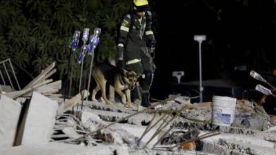 Rescatistas buscan a sobrevivientes, tras el colapso de un edificio en construcción en Cartagena. EFE