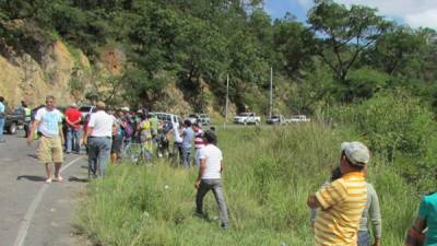 Algunas de las personas del lugar salieron para ver el accidente.