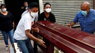 Imagen de archivo de familiares del periodista hondureño asesinado Luis Almendares retiran el ataúd con los restos en el ministerio Público de Tegucigalpa (Honduras).