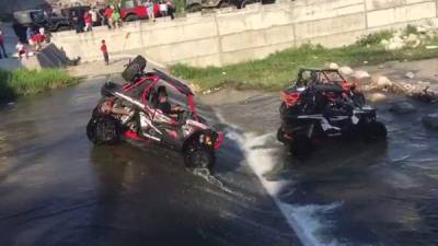 Los automóviles 4x4 son muy populares entre los entusiastas de los deportes extremos.