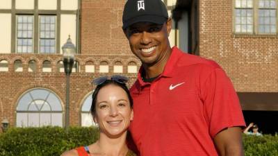Tiger Woods (d) y su novia, Erica Herman.