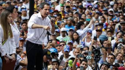 El jefe del Parlamento, Juan Guaidó, se une a los opositores del Gobierno de Nicolás Maduro en las marchas de este sábado en Caracas (Venezuela).