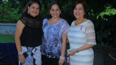 Las damas jardineras Leticia Morales, Dora Suazo y Yolanda Abufele estaban felices por el éxito de esta exposición.