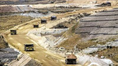 El movimiento de camiones en Yanacocha, Cajamarca, Perú, la mayor mina de oro en América del Sur.