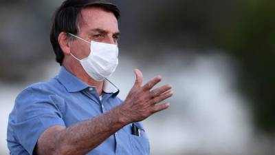 El presidente de Brasil, Jair Bolsonaro, saluda a sus seguidores.