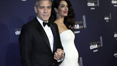 Amal acompañó a su esposo a la gala de los premios César ataviada con un vestido blanco de Versace.